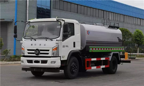 程力智造的程力威牌底盤及整車，其中的一體化抑塵車和園林綠化噴灑高壓消防多功能水車特別受到市場青睞。