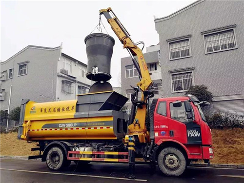 程力壓垃廠新上市的地埋式吊裝移動壓縮垃圾清運車及配套裝備，完美解決社區(qū)及垃圾堆放點臟亂差和老鼠、蒼蠅、污水橫流的垃圾儲存老大難頑疾；該車最新上市并召開了產(chǎn)品推薦會，深受用戶喜愛。