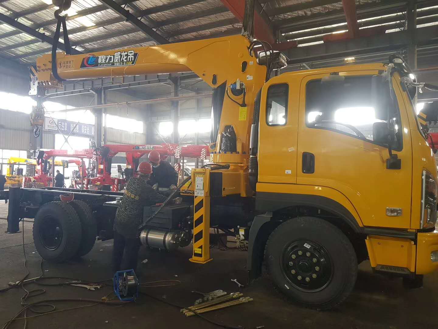 東風暢行D1隨車吊匹配程力威龍8噸5節(jié)臂吊機，?工程黃，高顏值，云南李總的訂單