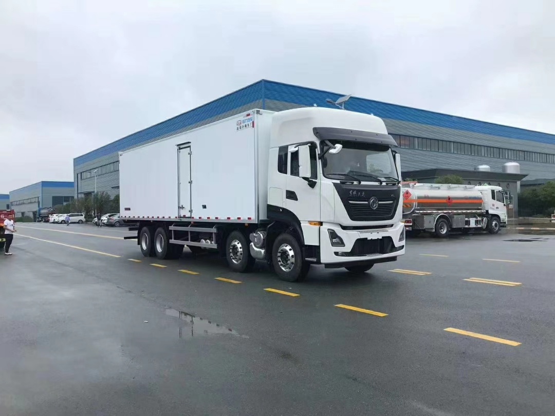 國六東風(fēng)天龍KL前四后八冷藏車新品上市。