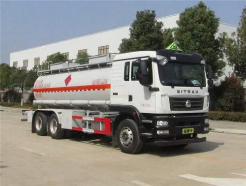 國六重汽汕德卡后雙橋易燃液體罐式運(yùn)輸車:容積16立方，安全達(dá)標(biāo)也下