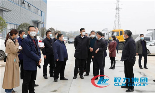 程力汽車集團總經(jīng)理程阿羅對曹廣晶副省長在百忙之中來程力汽車集團調(diào)研表達衷心感謝，向領(lǐng)導(dǎo)們立下了軍令狀，程力一定會抓好目前產(chǎn)能恢復(fù)和國家相關(guān)優(yōu)惠政策的大好機遇，在保質(zhì)保量完成既定生產(chǎn)目標任務(wù)的同時，緊跟時代步伐加大先進技術(shù)和新產(chǎn)品的研發(fā)投入，牢牢把握市場的發(fā)展動向。始終把品牌發(fā)展、品牌效應(yīng)作為首要工作任務(wù)，將程力這一優(yōu)秀的品牌打造成為湖北省優(yōu)秀民營企業(yè)的一張“金字招牌”。
