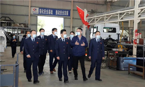 稅務局領(lǐng)導參觀了程力汽車集團工業(yè)園的自動化生產(chǎn)流水車間后，對其給予了高度評價；在目前疫情環(huán)境嚴峻的大環(huán)境下，程力汽車集團所展現(xiàn)出的雄厚實力是對隨州市經(jīng)濟復蘇穩(wěn)步發(fā)展的重要保障，是穩(wěn)固全市稅收工作的重要基石。