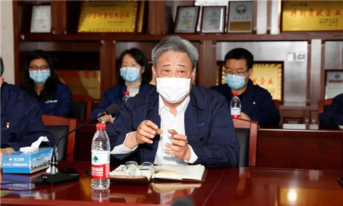 程力汽車集團黨委書記何儒安，向市稅務局第一稽查局的相關(guān)領(lǐng)導匯報了2019年度以及疫情期間的黨務工作。