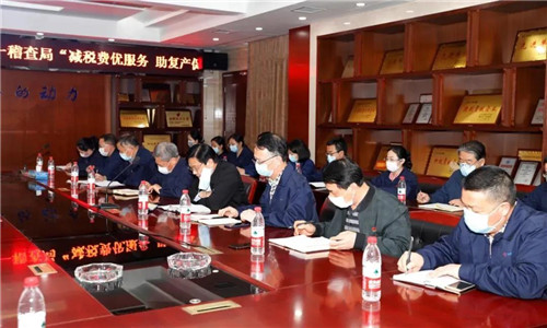 活動最后程力汽車集團黨委書記何儒安，衷心感謝市稅務局的領(lǐng)導的關(guān)心和政府出臺相關(guān)稅收優(yōu)惠政策。在這疫情導致的經(jīng)濟環(huán)境嚴峻的情況下，這樣的優(yōu)惠稅收政策正是雪中送炭的深厚溫情，深刻體現(xiàn)了政府與人民團結(jié)一心、眾志成誠共渡難關(guān)的決心。