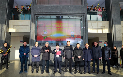 集團(tuán)公司高層組織在家的主要領(lǐng)導(dǎo)，以及各部門(mén)的中層干部及負(fù)責(zé)人，各直屬?gòu)S、專業(yè)廠、集團(tuán)成員廠總經(jīng)理，戶主經(jīng)理與各銷售精英團(tuán)隊(duì)負(fù)責(zé)人，程力汽車集團(tuán)簽約網(wǎng)紅共計(jì)200余人，在程力總部八號(hào)樓迎賓大廳共同見(jiàn)證了超額完成75億專汽產(chǎn)值的祝賀儀式。